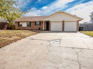 516 Saint Charles Cir, Moore, OK 73160