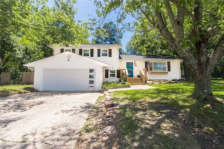 1st image of 1011 E Rolling Hills Dr