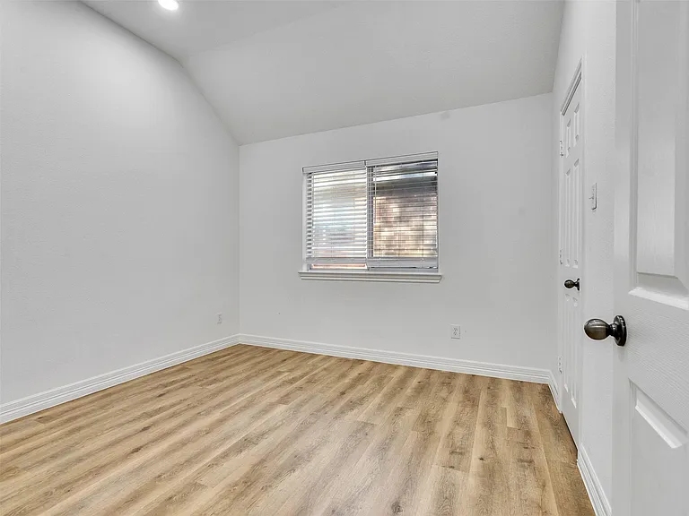 206 Doncaster St — Photo 25