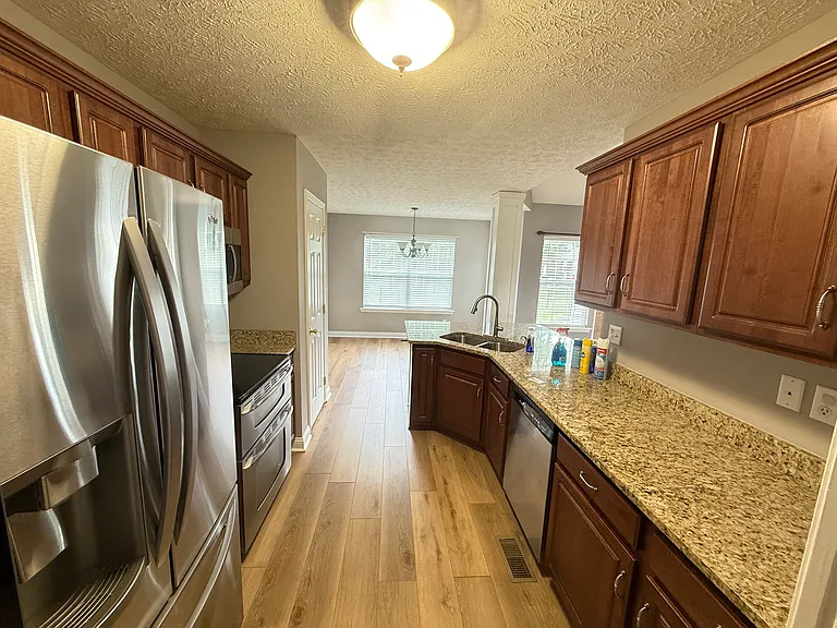 1303 Bostwick Ln — Photo 6