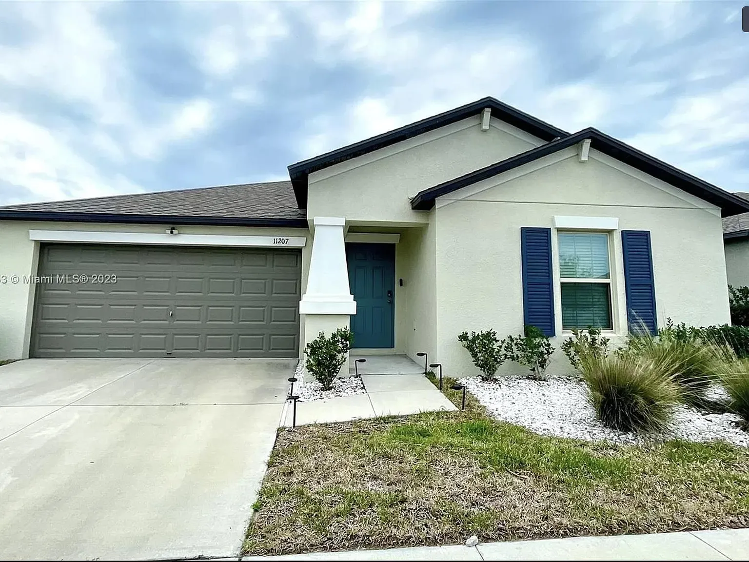 3 bed, 1555 sqft, $2,100 — Photo 1