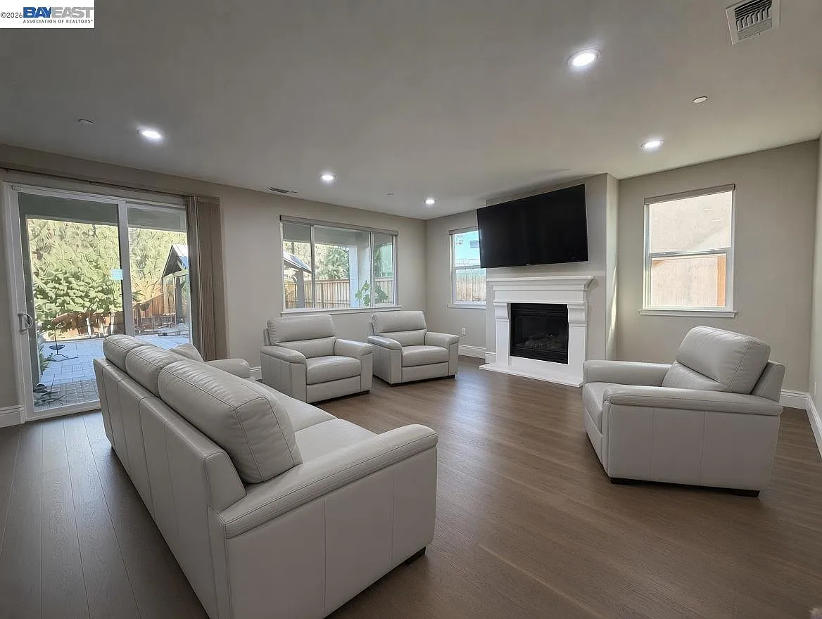 5 bed, 3506 sqft, $4,495 — Photo 3