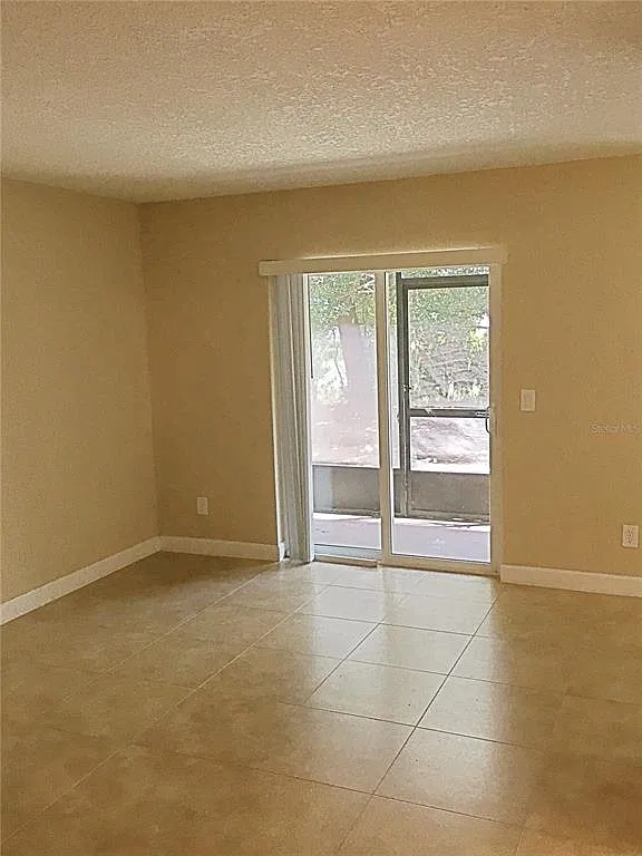 2 bed, 2.0 bath, 905 sqft, $1,490 — Photo 2