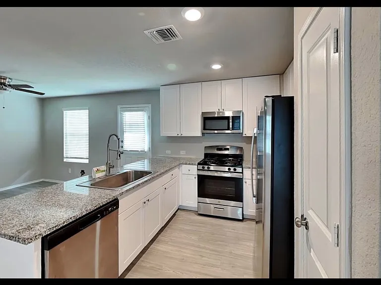 1408 Meadowlark Dr — Photo 2