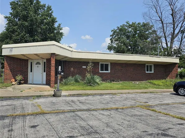1610 W Delmar Ave, Godfrey, IL 62035