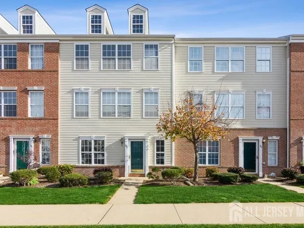 107 Pointe Of Woods Dr, Parlin, NJ 08859