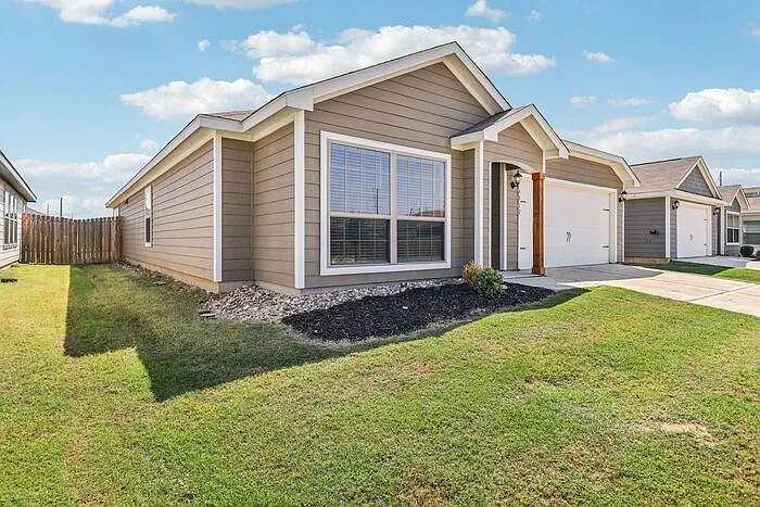 4 bed, 2.0 bath, 1924 sqft, $2,460 — Photo 3