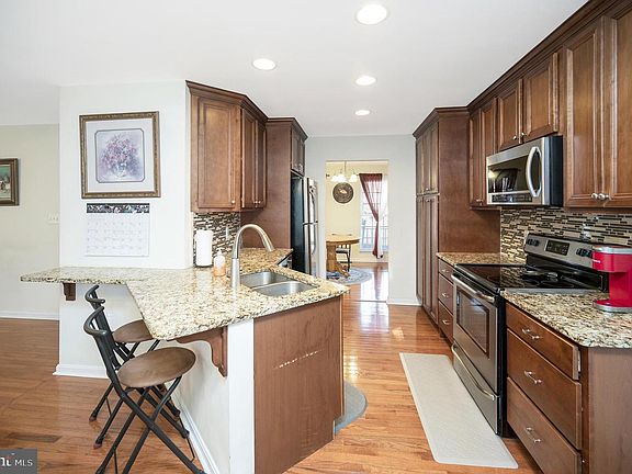 3rd image of 9406 Braken Ct
