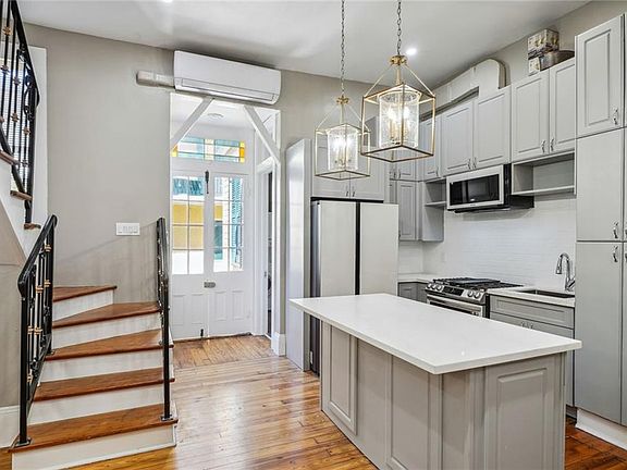 5th image of 931-35 Dauphine St