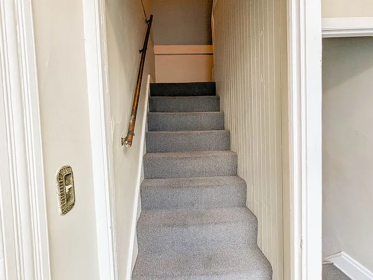 2322 Stratford Apts — Photo 9