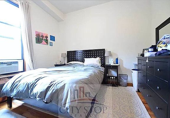 3rd image of 101 W 77th St APT 1E