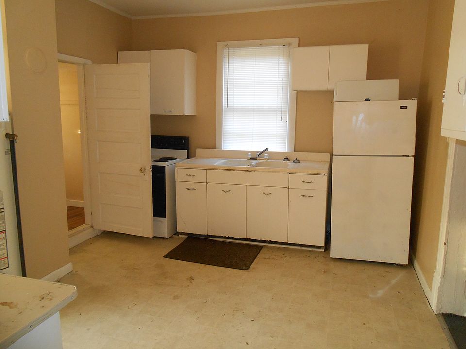 2nd image of 133 10 1/2 St SE #1