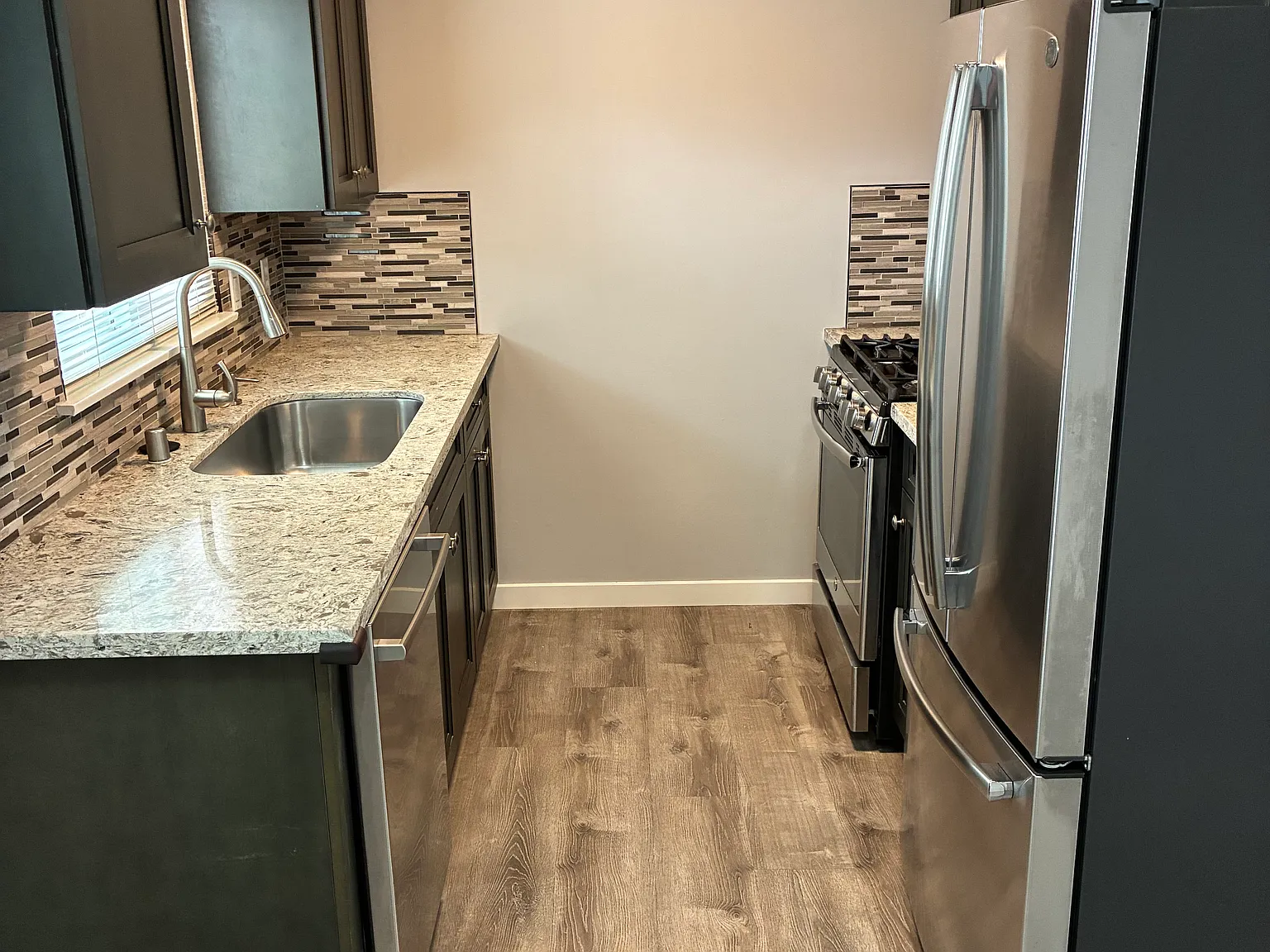2 bed, 900 sqft, $3,295 — Photo 3