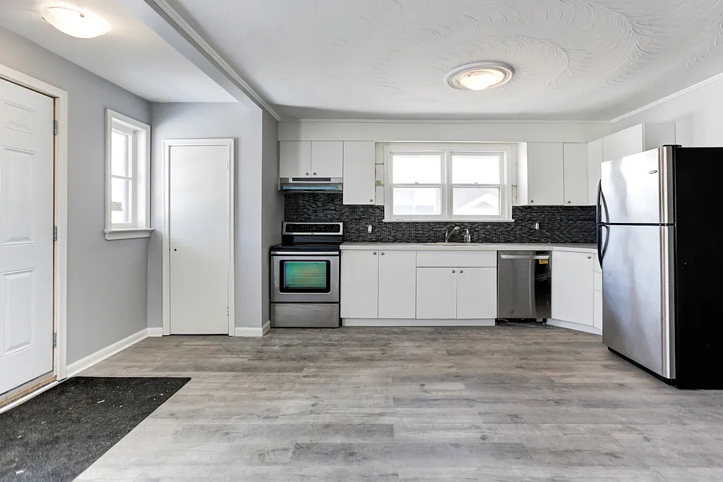Main Floor - 427 Woodcrest Avenue — Photo 2