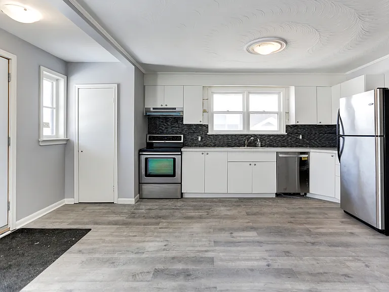 427 Woodcrest Ave #MAIN FLOOR — Photo 2