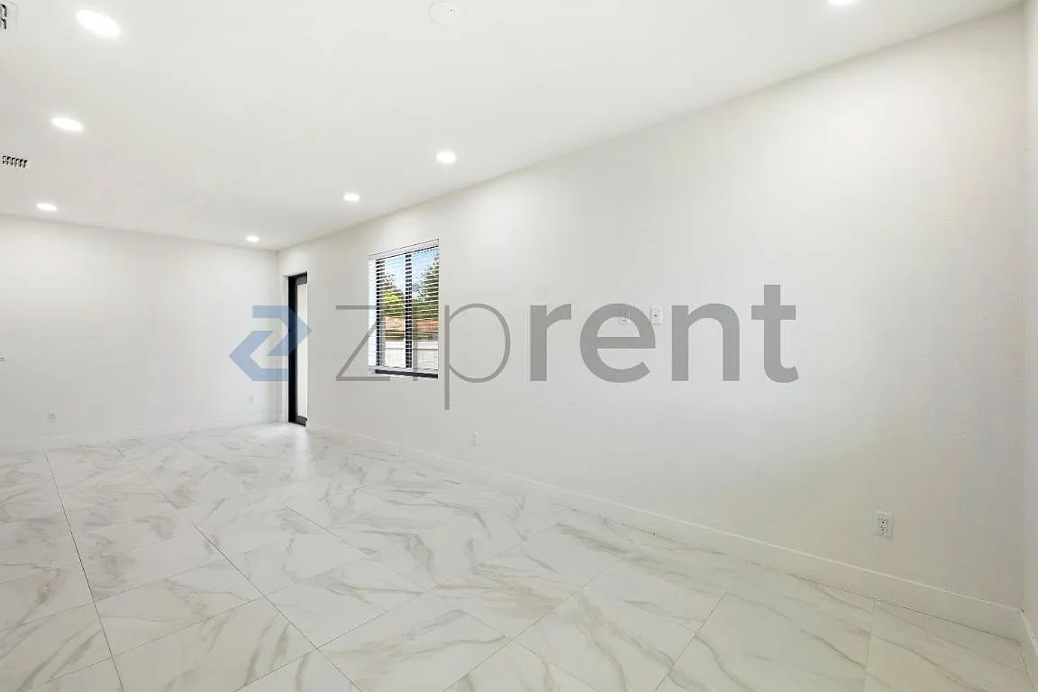 3 bed, 1300 sqft, $3,295 — Photo 3
