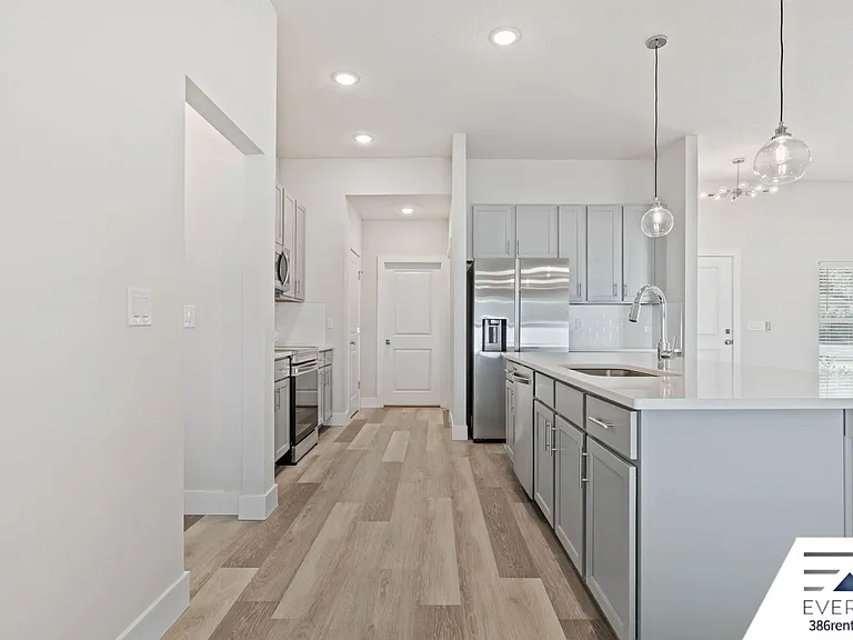 71 Point Of Woods Dr — Photo 10