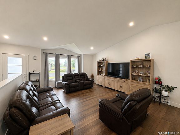 4th image of 218 Kestrel Court