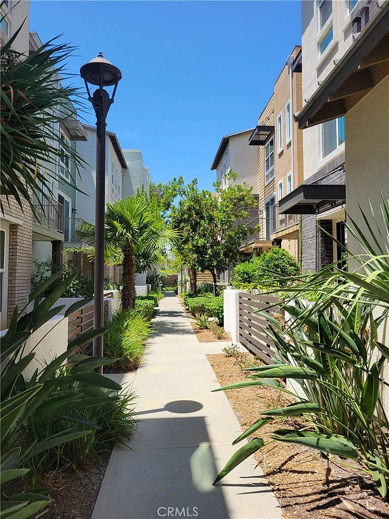 2 bed, 2.5 bath, 1721 sqft, $3,500 — Photo 3