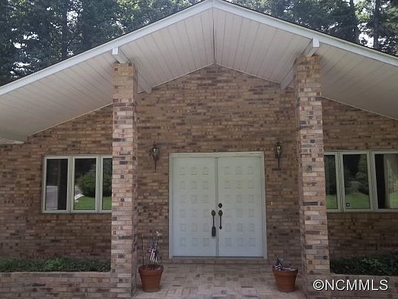 3rd image of 305 Mockingbird Dr