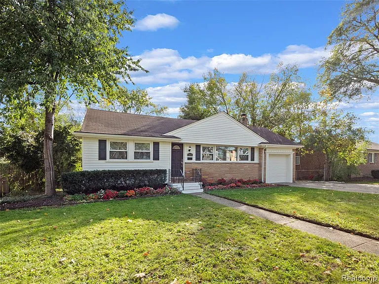 2046 Yorkshire Rd — Photo 34