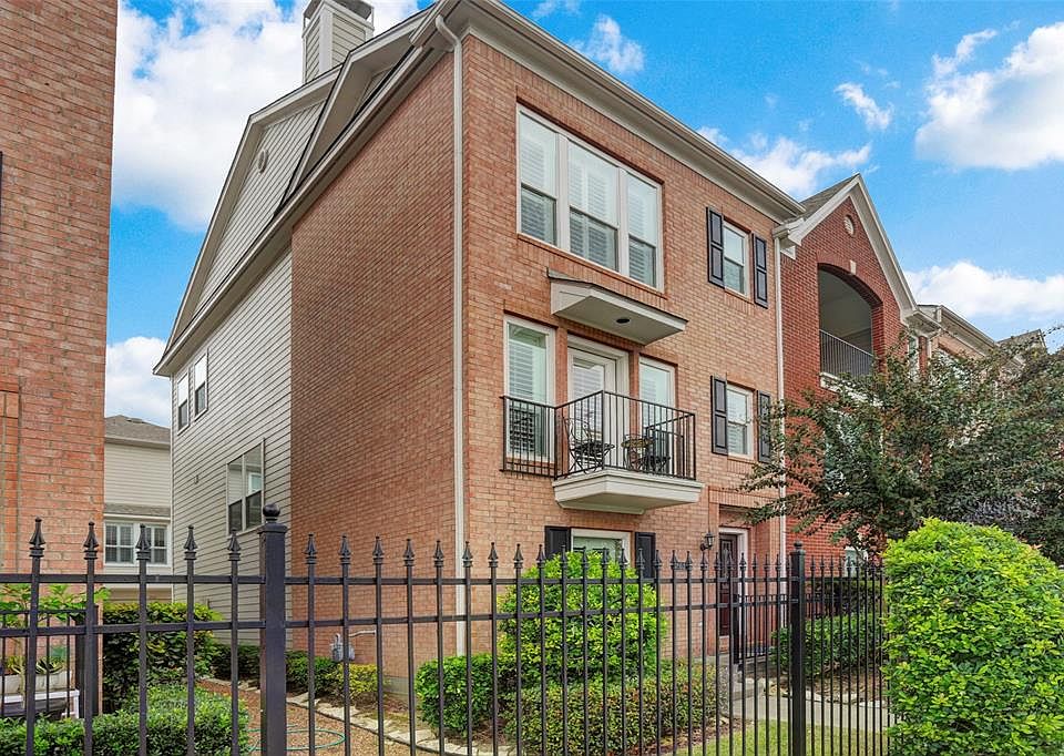 Welcome to the Marconi Townhomes! A convenient corner location with only one neighbor! Enjoy your gated front yard and wonderful views of Downtown!