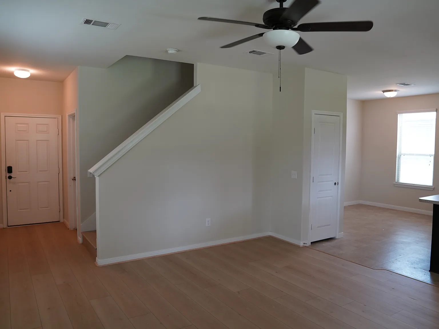 3 bed, 2.5 bath, 1620 sqft, $2,000 — Photo 2
