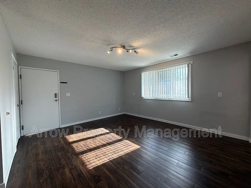 2 bed, 1.0 bath, 760 sqft, $950 — Photo 2