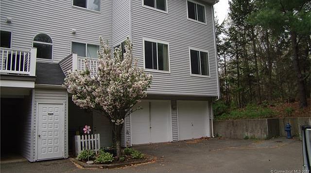 Nice end unit with privacy ...