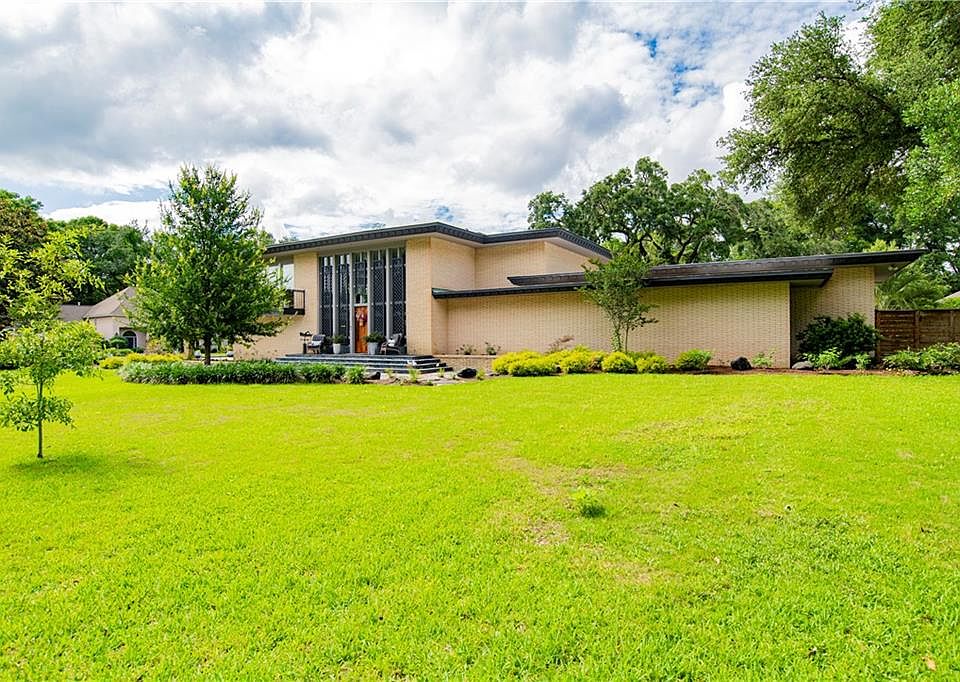 1st image of 809 Bernard Cir