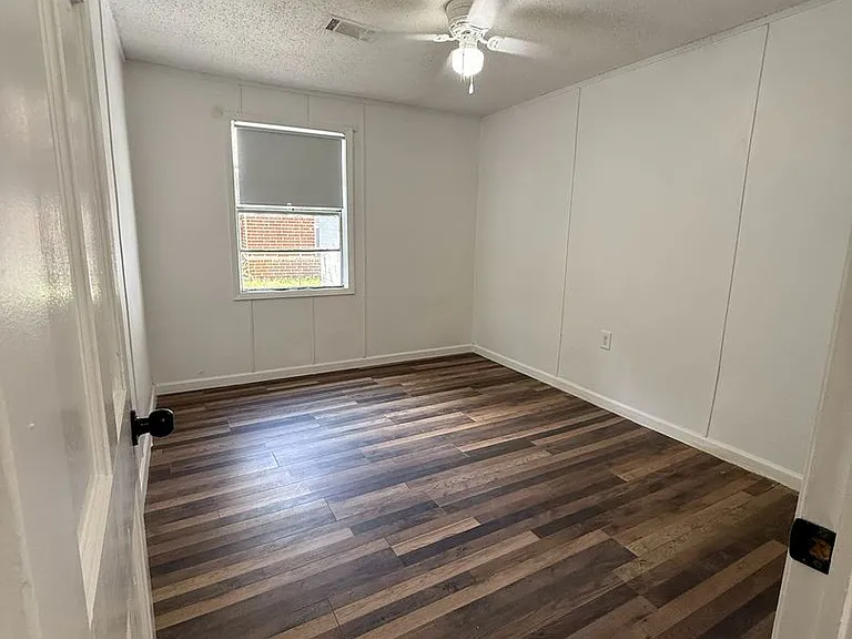 806 Armory Dr #B — Photo 11