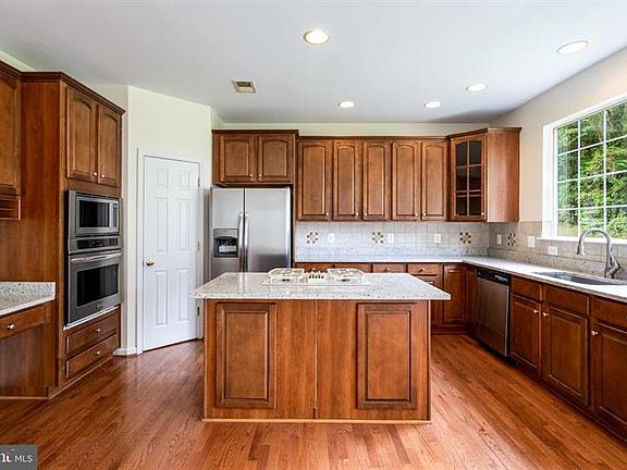 4th image of 687 Holly Crest Dr