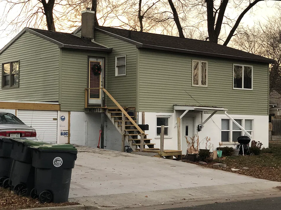 933 Charles St