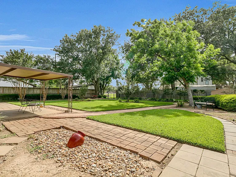 805 Bluebonnet Ln — Photo 10