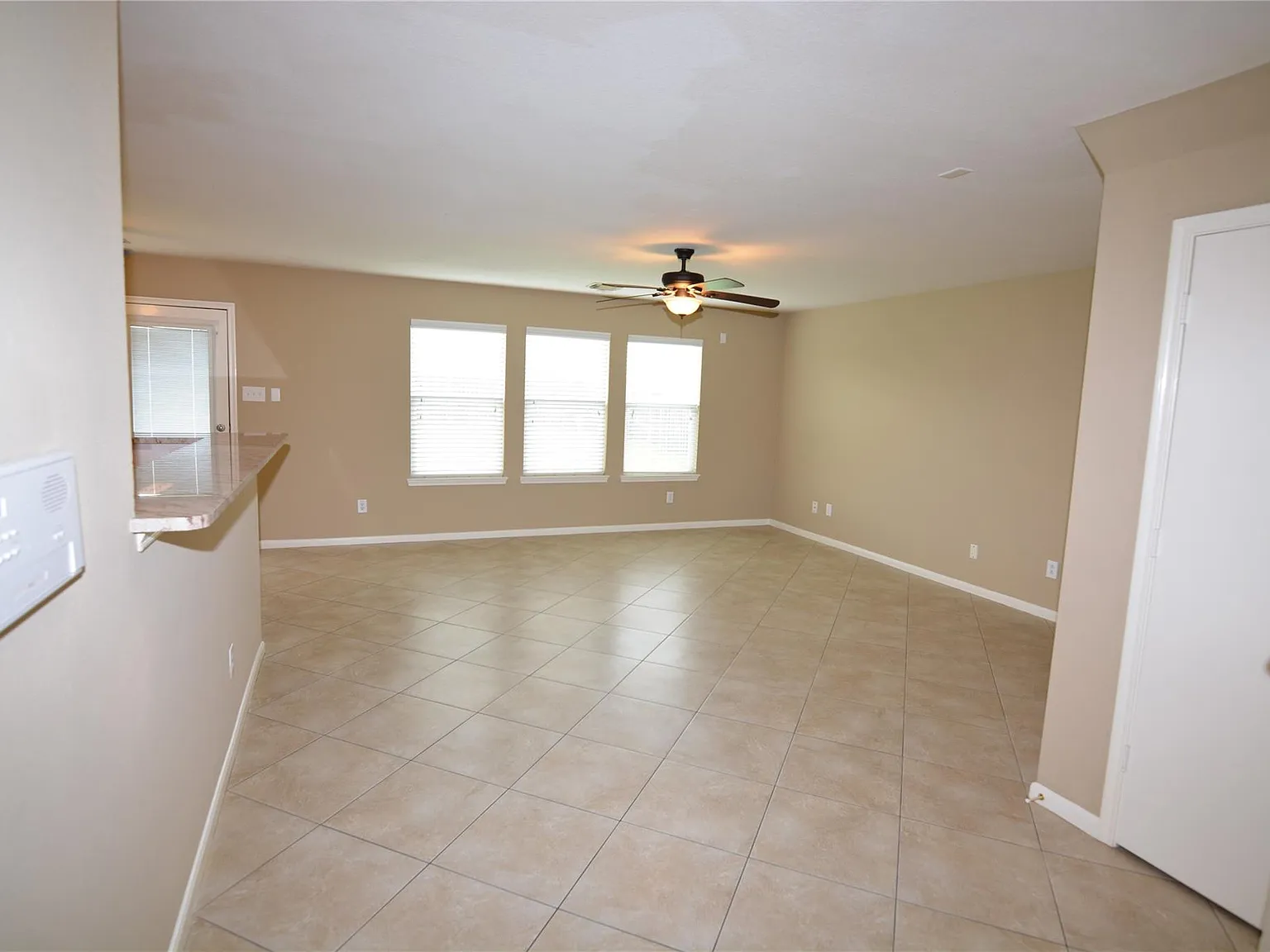 4 bed, 2.5 bath, 2736 sqft, $2,200 — Photo 4