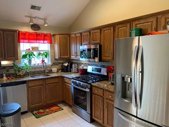 5th image of 25 Oak Point Dr #25