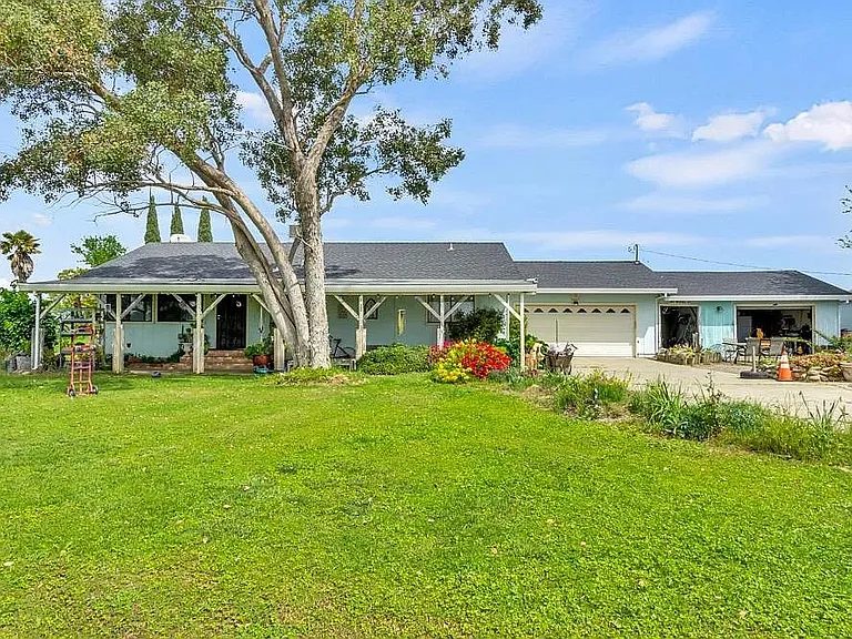 1727 Kasser Rd — Photo 2