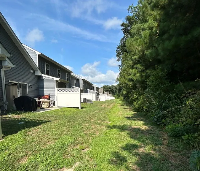515 Halifax Ct — Photo 2