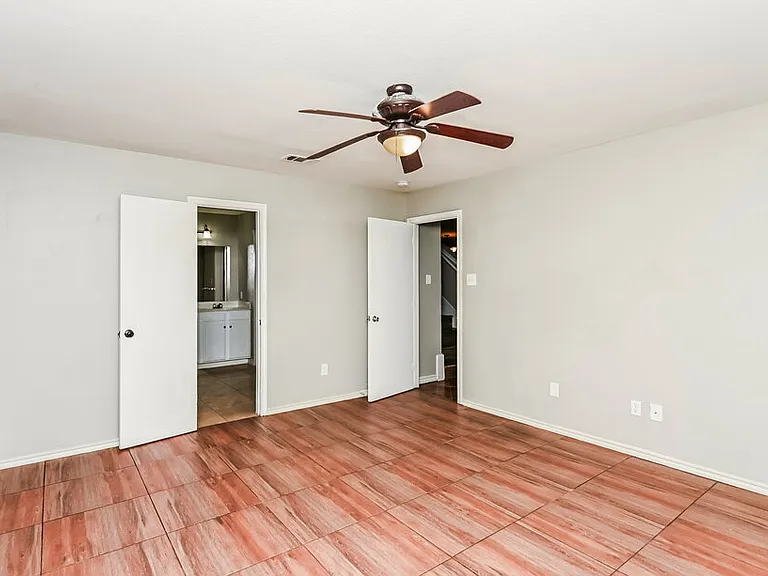 517 Creekbend St — Photo 12