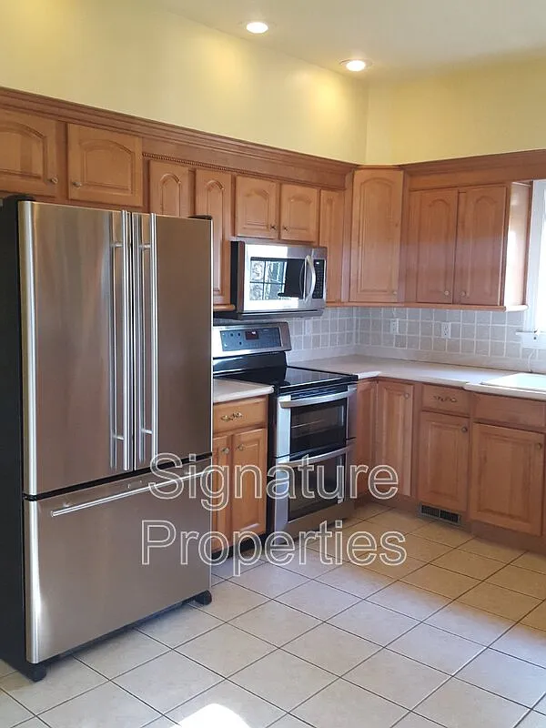 6 bed, 3.5 bath, 3165 sqft, $3,700 — Photo 3