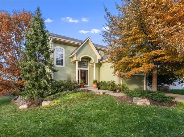 1308 N 4th St E, Louisburg, KS 66053