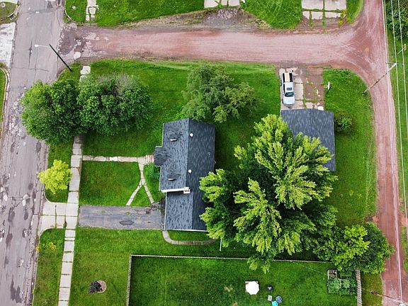 4th image of 1121 9th Ave W