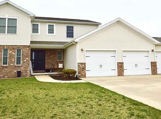 500 Garvey Ln, Chatham, IL 62629