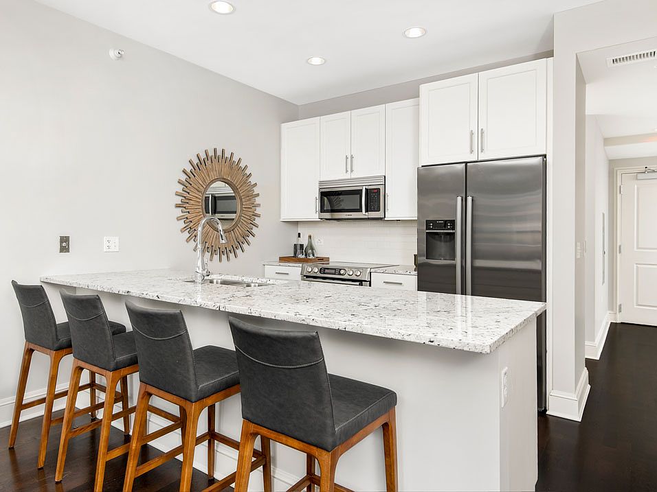 1st image of 850 N Lake Shore Dr #3575327