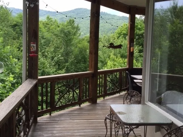 370 Country Club Dr, Whittier, NC 28789