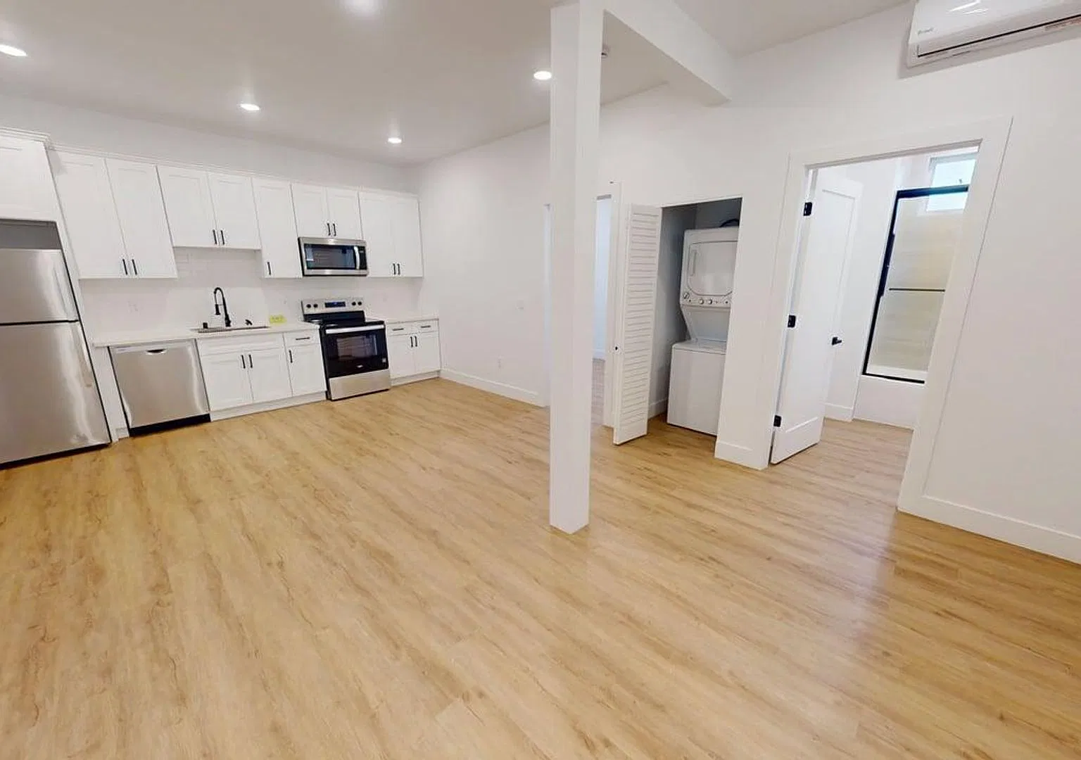 Huge Three Bedroom Available in West Hollywood — Photo 2