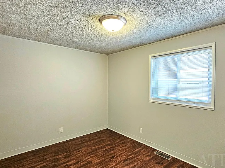 809 Hobart St — Photo 11