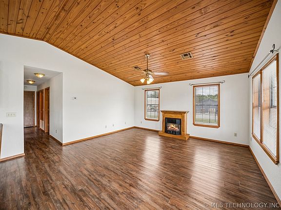 2nd image of 108 E Bowlin St
