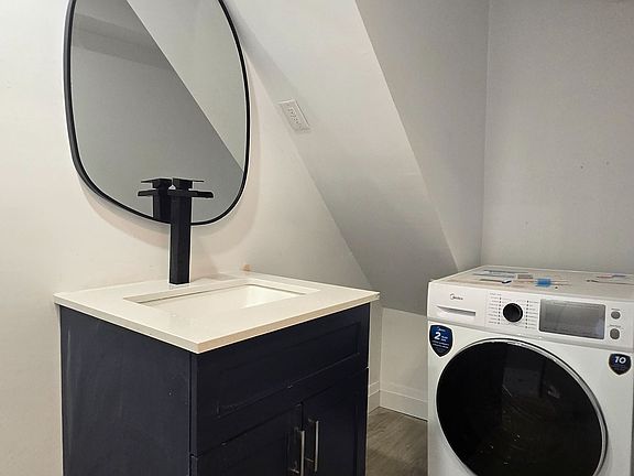 4th image of 252 James St S #303