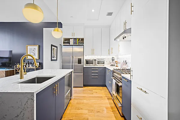 Sold by R New York | media 2